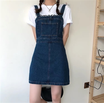 雜款女裝背帶牛仔褲．裙有貨處理全清價(jià)8元一件.可分貨，適合各大市場．聯(lián)系微信掃一掃圖片二維碼
